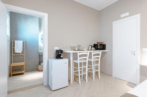 a kitchen with a counter and a bar with stools at PDS ROOMS in Brindisi