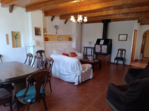 una sala de estar con un sofá y una mesa en Agroturismo Calixto, en Villarrobledo