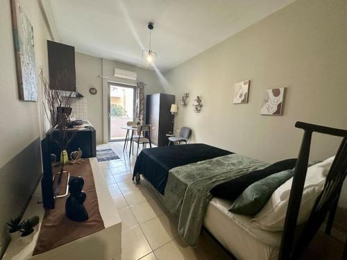 ein Schlafzimmer mit einem Bett und einer Küche darin in der Unterkunft Eleni's studio near the airport in Iraklio