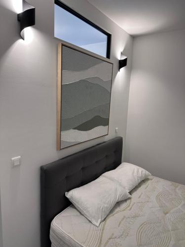 um quarto com uma cama e uma janela em MAGNIFIQUE T2 RÉSIDENCE LUXE MANDELIEU CANNES em Mandelieu-la-Napoule