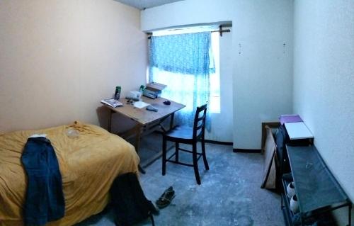 a bedroom with a desk and a bed and a table at Casita bonita in San Gregorio Cuautzingo