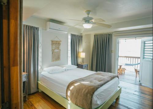 um quarto com uma cama e uma ventoinha de tecto em Ocean Front Villa 3 em Culebra