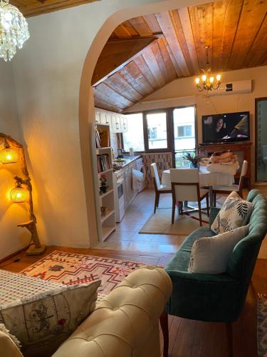 sala de estar con sofá y mesa en Ayvalık'taki Eviniz en Ayvalık