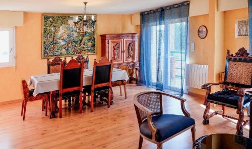 a dining room with a table and chairs at Appartement lumineux, 80m2, au calme, 10mn à pieds de la plage in Les Sables-dʼOlonne