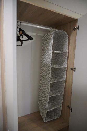 un vestidor con un estante empotrado en Aparthotel Pelicano, en Benidorm