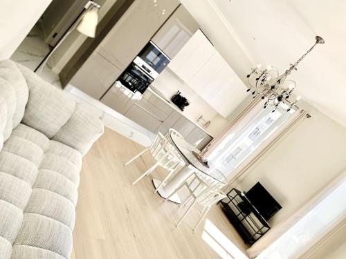Luxuriously furnished bright newly renovated oasis