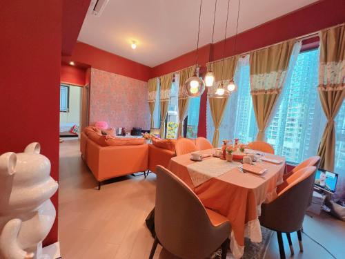 香港的住宿－香港將軍澳歐式風格3房2廳高級公寓，用餐室配有橙色椅子和餐桌