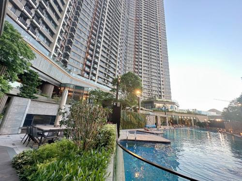 香港的住宿－香港將軍澳歐式風格3房2廳高級公寓，一座位于高楼城市的游泳池