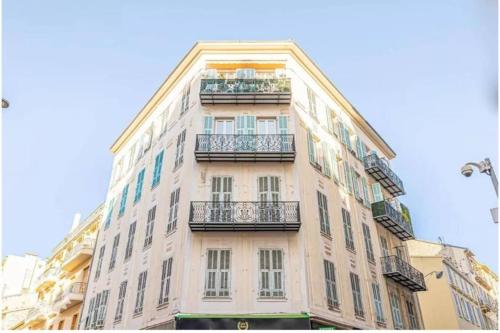 Luxuriously furnished bright newly renovated oasis