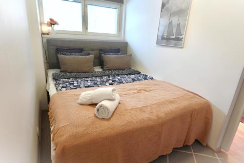 1 dormitorio con 1 cama con 2 toallas en Helsinki Seaside Home with Free Parking, en Helsinki