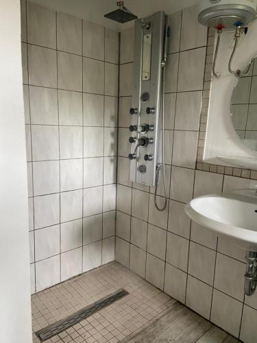 W łazience znajduje się prysznic i umywalka. w obiekcie Zentral gelegenes Zimmer mit Bad w mieście Bietigheim-Bissingen