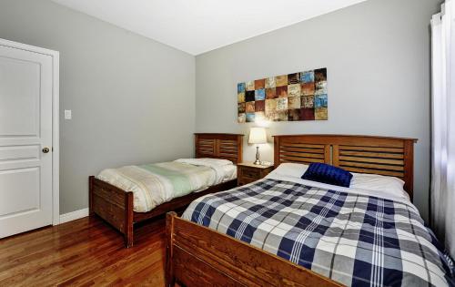 1 dormitorio con 2 camas en una habitación en Chalets Alpins- 15 Chemin des Skieurs, en Stoneham