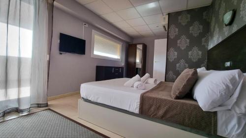 um quarto de hotel com uma cama e uma janela em Q-Royal em Playa de Palma