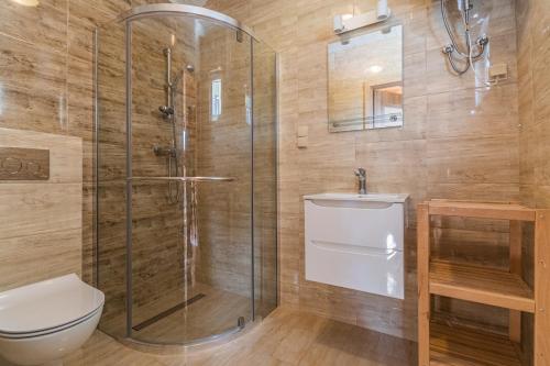 a bathroom with a shower and a toilet at Domek 5 osobowy in Stegna
