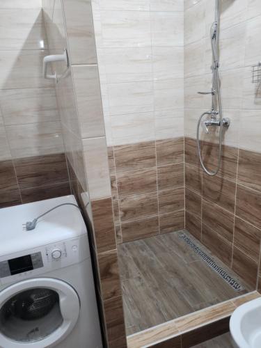 uma casa de banho com um chuveiro, um WC e um lavatório. em Apartmán Topoľčany em Topoľčany