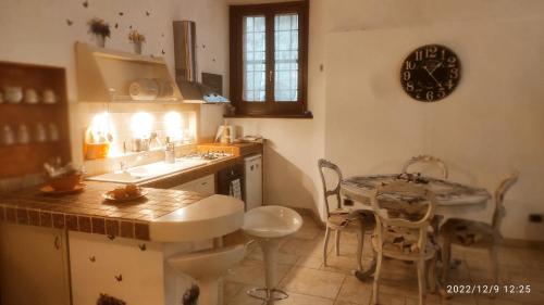 une cuisine avec un évier et une table avec des chaises dans l'établissement L'antico Pozzo, à Sulmona