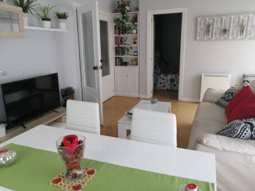 - un salon avec un canapé et une table dans l'établissement Sobre la villa 12, à Neda
