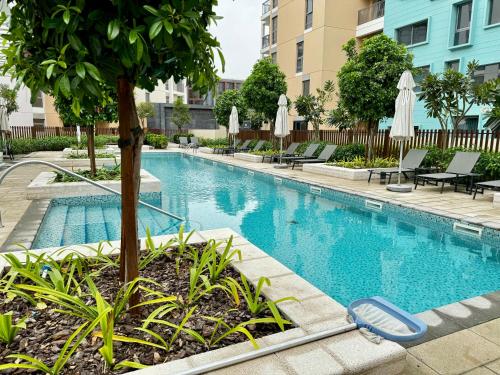una piscina con un albero al centro di Luxurious studio apartment with private garden a Sharjah