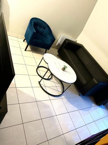 - un salon avec une planche de surf et un canapé dans l'établissement Appartement Cosy proche Paris La Défense, à Sartrouville