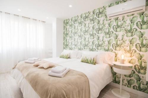 a bedroom with a bed with a green wall at Amplio y moderno apartamento en el centro de Graná in Granada