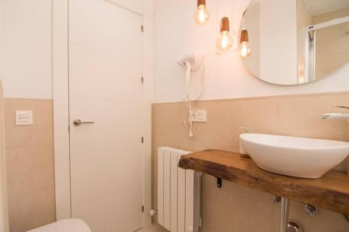 a bathroom with a white sink and a mirror at Amplio y moderno apartamento en el centro de Graná in Granada