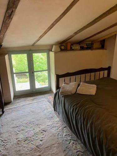 une chambre avec un lit avec deux oreillers dessus dans l'établissement The Calm Space Bellac, à Bellac