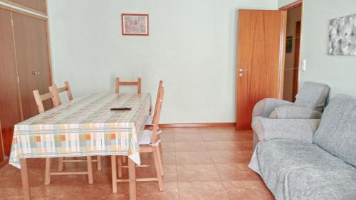 ein Wohnzimmer mit einem Tisch und einem Sofa in der Unterkunft Pôr do Sol in Vila Nova de Gaia