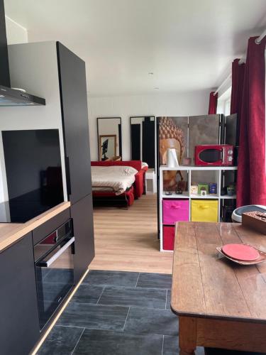 een woonkamer met een eettafel en een woonkamer bij Flat vane & Soun in Waterloo
