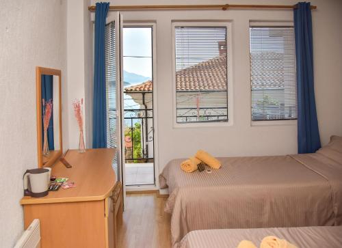 ein kleines Zimmer mit 2 Betten und einem Fenster in der Unterkunft Villa Marto Old Town Ohrid in Ohrid