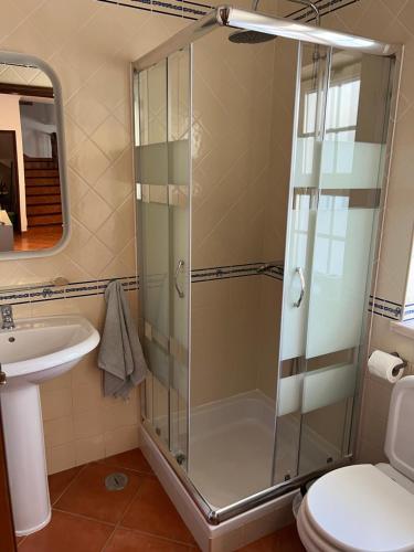 a bathroom with a shower and a sink at Casa de Praia em Almograve - Quarto trilho dos Pescadores in Odemira