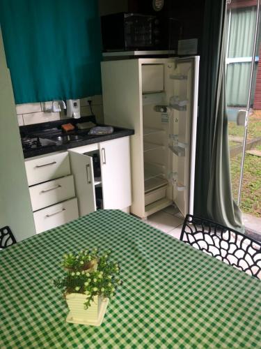 Η κουζίνα ή μικρή κουζίνα στο Cabanas São Miguel