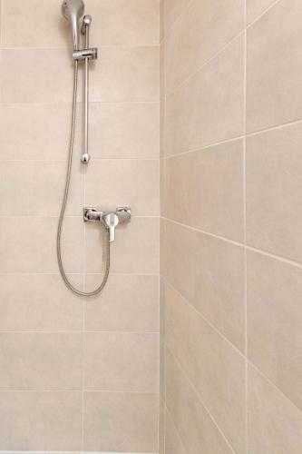 une douche avec pommeau de douche dans une salle de bain dans l'établissement Appartement T3 gare de Chambéry centre ville, à Chambéry