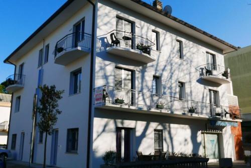 een wit gebouw met twee balkons aan de zijkant bij Ferienwohnung für 6 Personen ca 50 qm in Bibione, Adriaküste Italien Bibione und Umgebung in Bibione