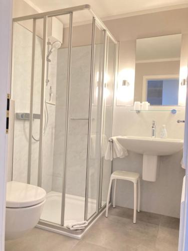 a bathroom with a shower and a toilet and a sink at Haus Horizont Fewo Nr 21 in Cuxhaven