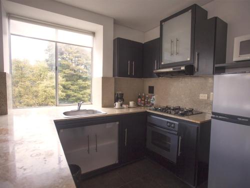 Cuisine ou kitchenette dans l'établissement Hotel 104 Art Suites