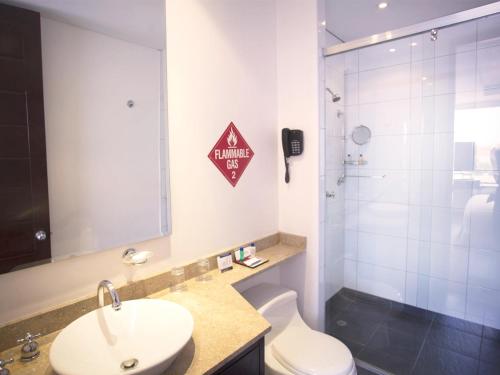 Salle de bains dans l'établissement Hotel 104 Art Suites