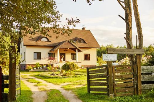 una casa con una puerta de madera y una valla en Galikowo en Płaska