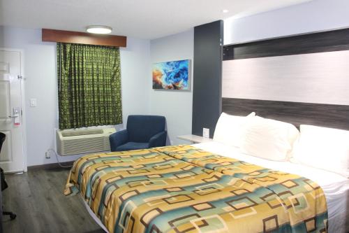 Tempat tidur dalam kamar di Douglas Inn & Suites