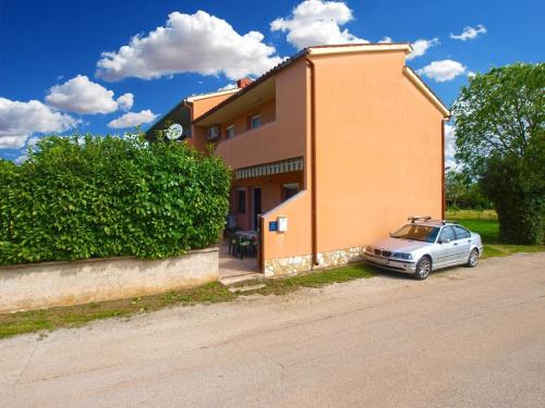 ein vor einem Gebäude geparkt in der Unterkunft Studio für 5 Personen ca 50 qm in Fažana, Istrien Istrische Riviera - b60913 in Valbandon