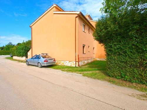 ein vor einem Haus geparkt in der Unterkunft Studio für 5 Personen ca 50 qm in Fažana, Istrien Istrische Riviera - b60913 in Valbandon