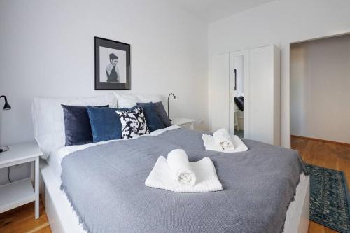 - une chambre avec un grand lit et des serviettes dans l'établissement Modern Apartment near City Center - 2BR, Netflix, à Vienne