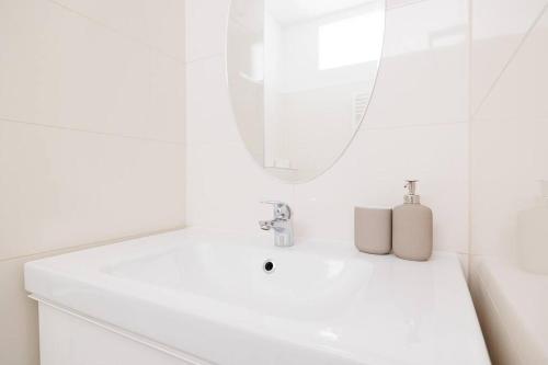 Modern Apartment near City Center - 2BR, Netflix