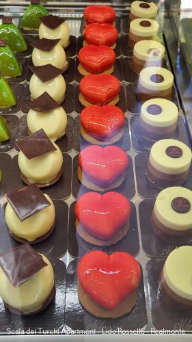 a tray full of cookies with hearts on them at Scala dei Turchi Apartment in Realmonte