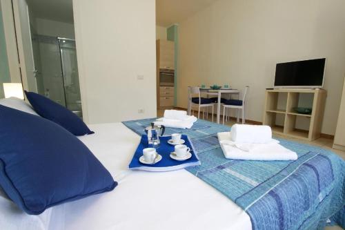 een hotelkamer met een bed en een dienblad met eten erop bij Ferienwohnung für 1 Personen 2 Kinder ca 35 qm in Giardini Naxos, Sizilien Ostküste von Sizilien in Giardini Naxos