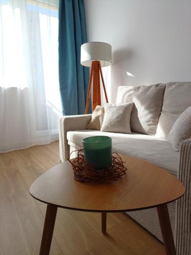 sala de estar con mesa de centro y sofá en Apartament Turkusowy, en Gdansk