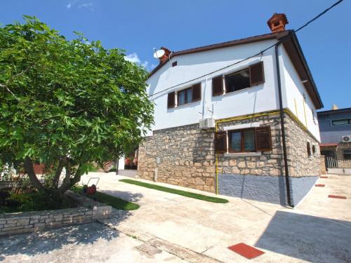 a stone building with a tree in front of it at Ferienwohnung für 5 Personen ca 70 qm in Ližnjan, Istrien Südküste von Istrien in Ližnjan