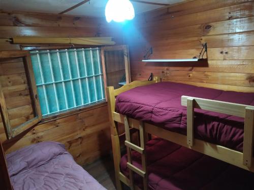 um quarto com 2 beliches num camarote em Cabaña Oregones del Valle em Mendoza