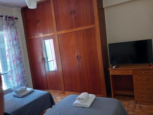 - une chambre avec 2 lits et une télévision à écran plat dans l'établissement Spiros74 Apartment in the center of Corfu Town, à Corfou