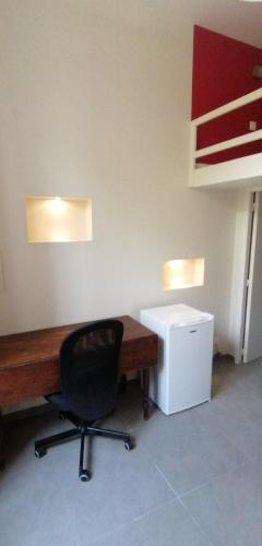 - un bureau avec un bureau et une chaise dans la chambre dans l'établissement Studio sur la Bièvre, à Bièvres