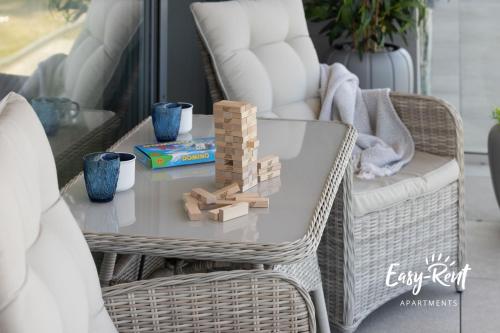 a coffee table with a wooden block game on it at Blue BIEN Easy - Rent Apartments z widokiem na morze in Rewal